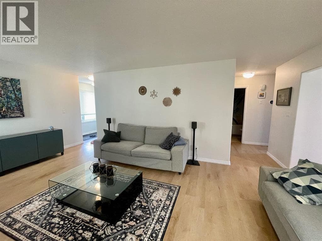 #6  4024 18 Avenue — photo 4
