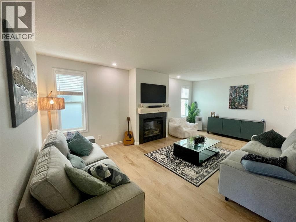#6  4024 18 Avenue — photo 3