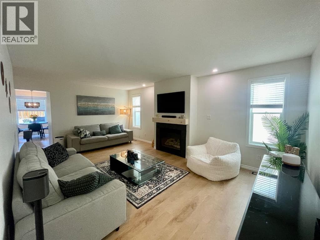 #6  4024 18 Avenue — photo 2