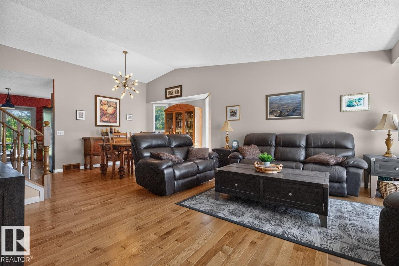 135 MEADOWVIEW DR — photo 2