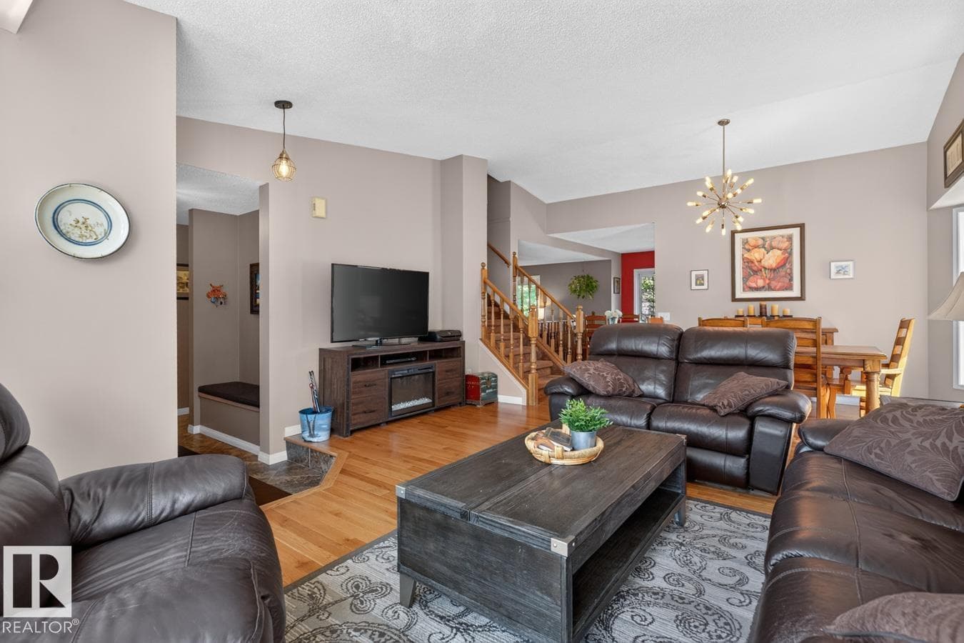 135 MEADOWVIEW DR — photo 3