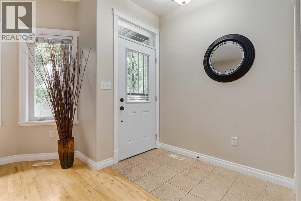 310 8 Avenue NE — photo 3