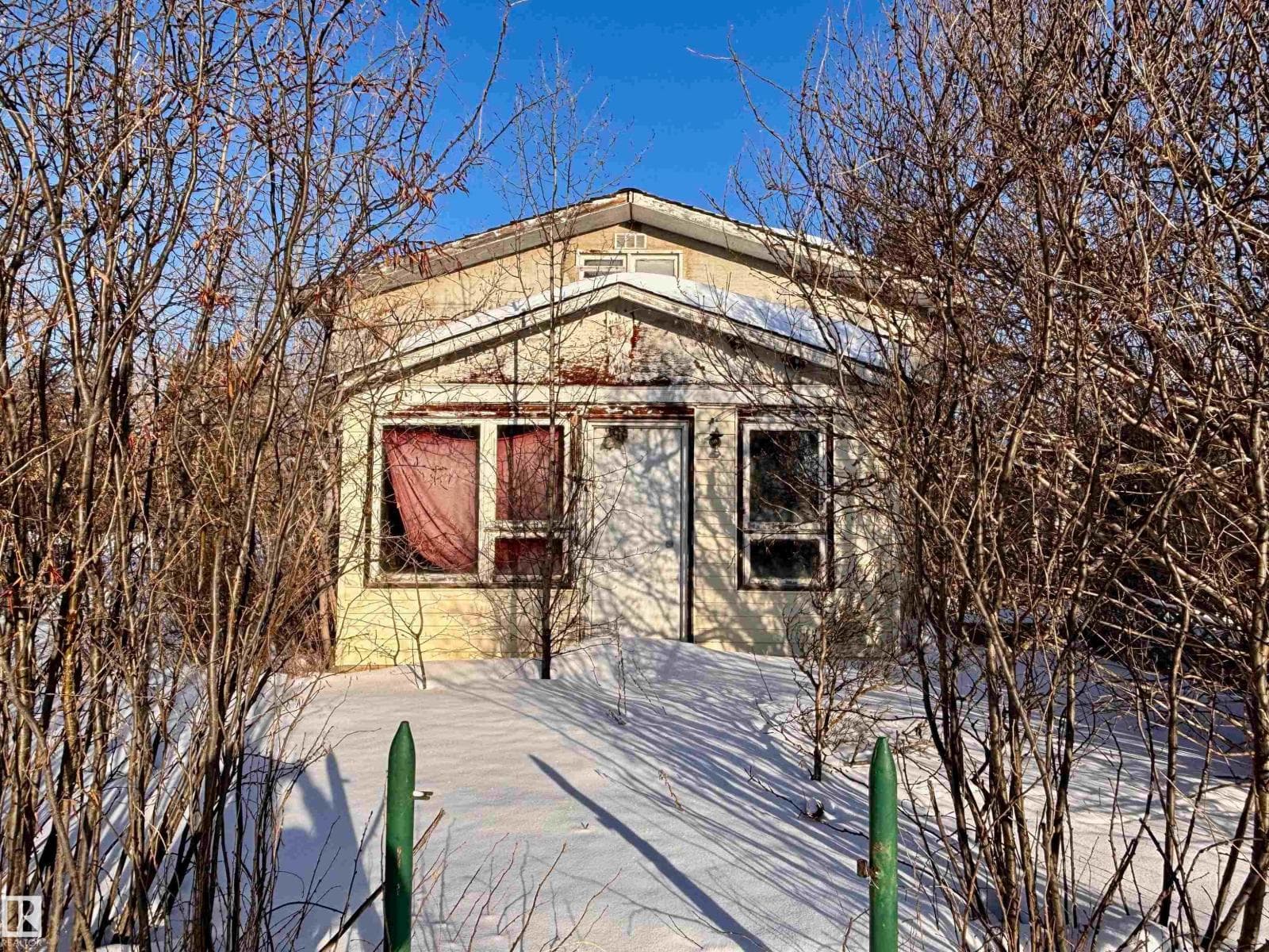5216 & 5618 50 AV — photo 2