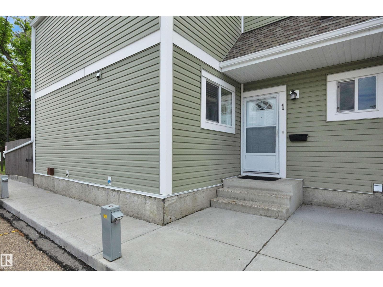 #1 1820 56 ST NW