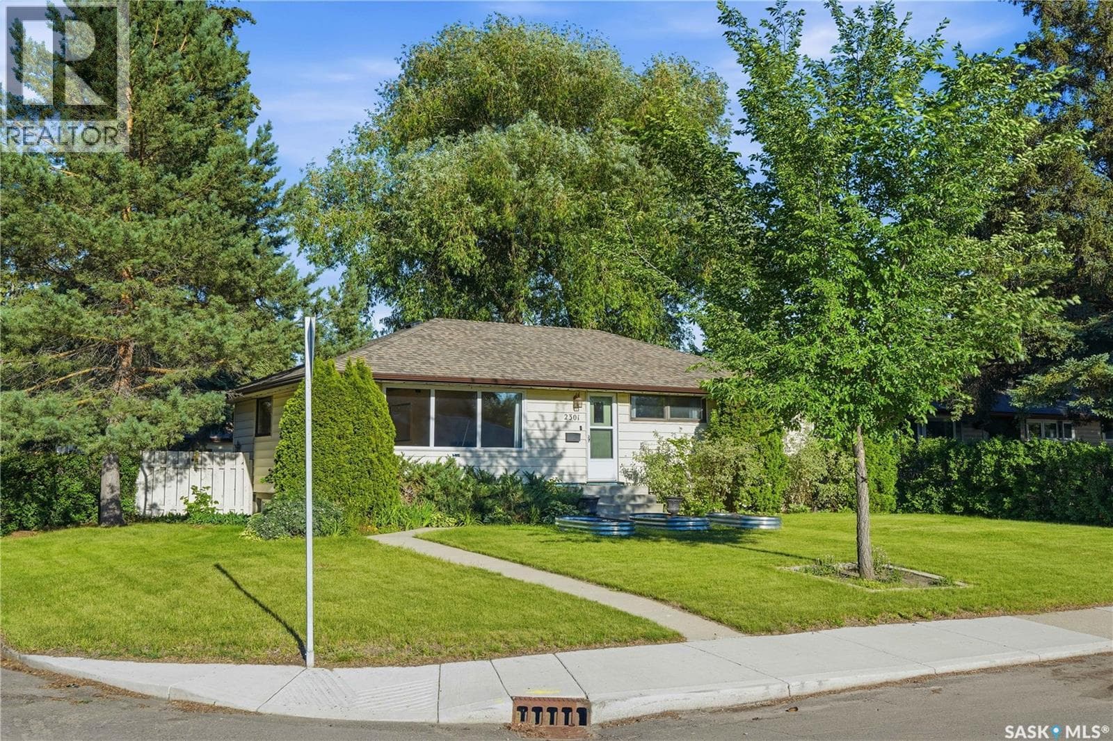 2301 Cairns AVENUE