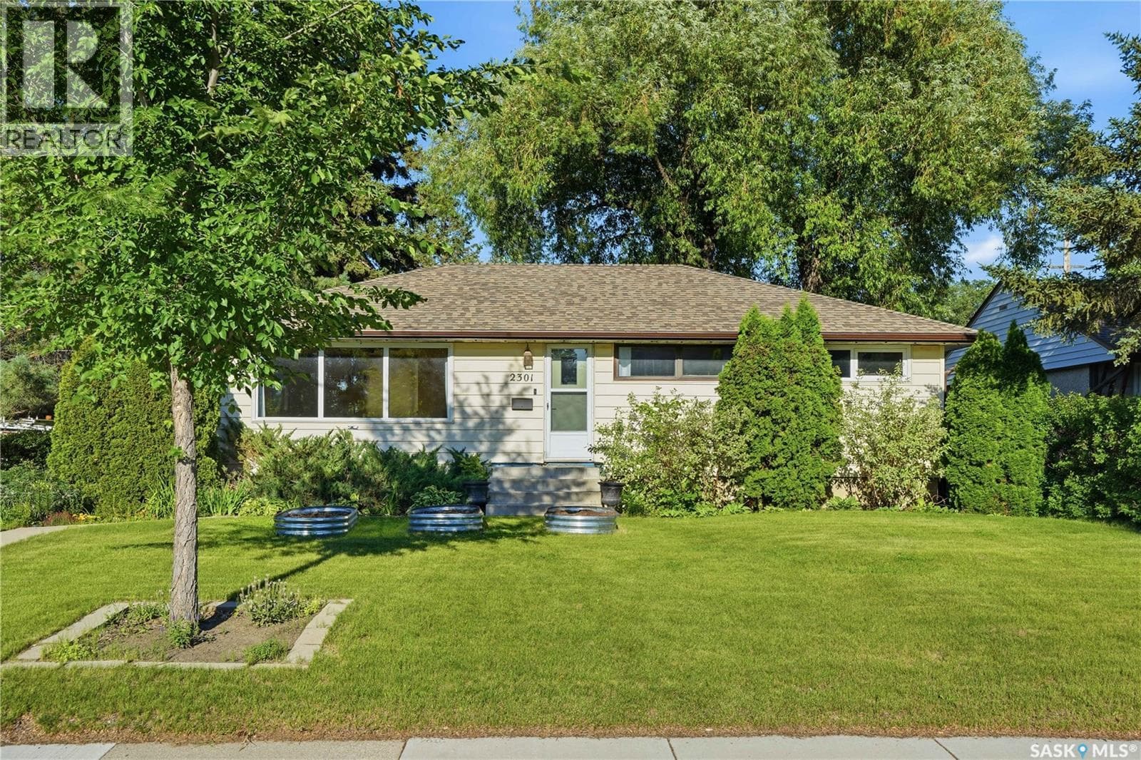 2301 Cairns AVENUE — photo 2
