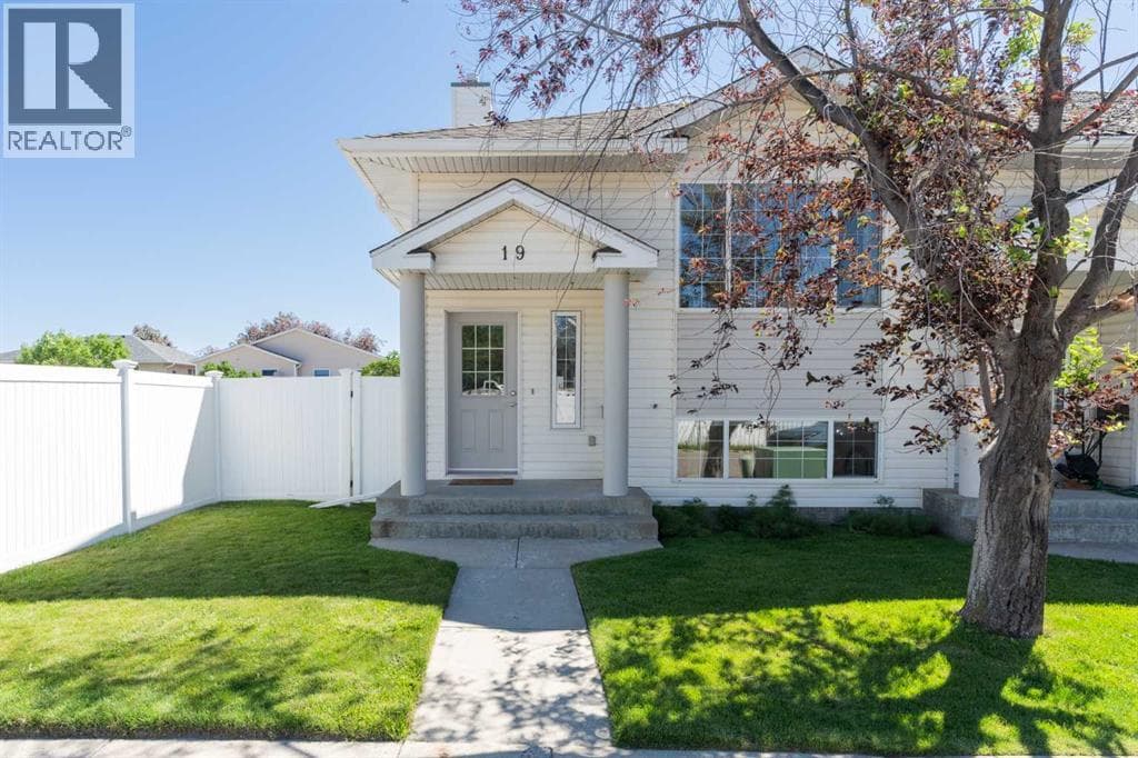 19 Chilcotin Lane W — photo 2