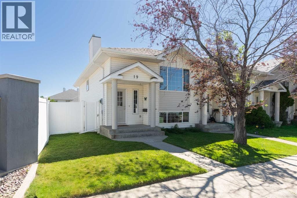 19 Chilcotin Lane W