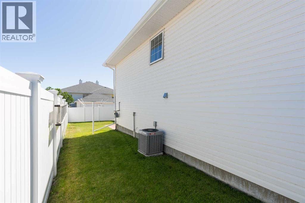 19 Chilcotin Lane W — photo 3