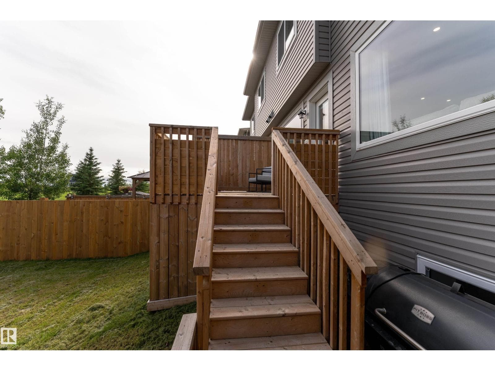 584 MEADOWVIEW DR — photo 3