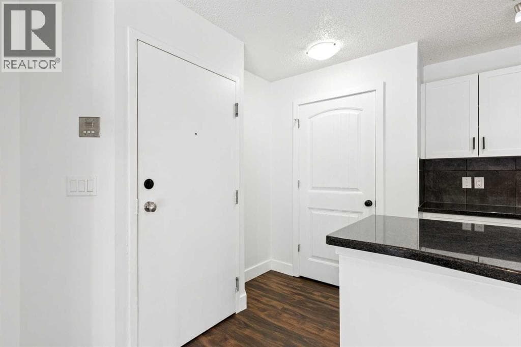 2, 219 Village Terrace SW — photo 4