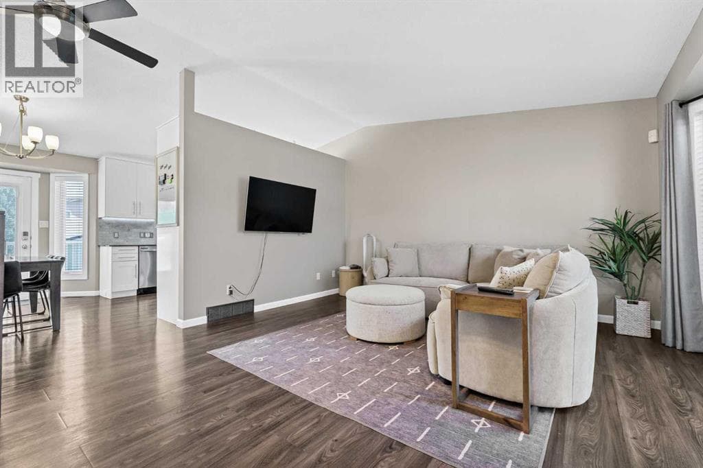 884 Ross Glen Drive SE — photo 4