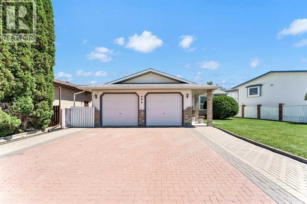 884 Ross Glen Drive SE — photo 2