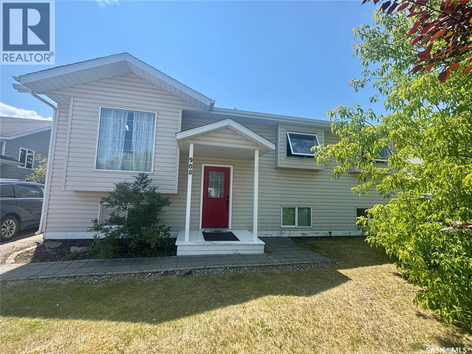 908 Thompson CRESCENT