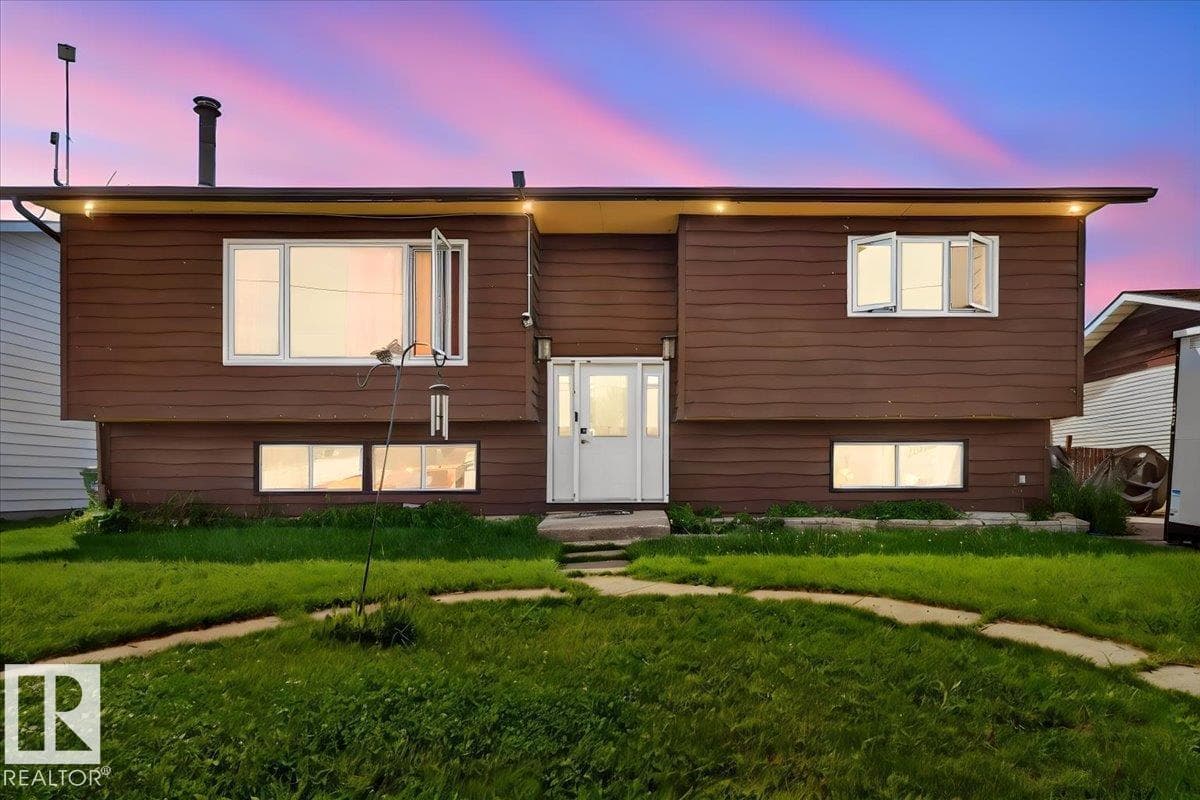 5215 50 AV — photo 2