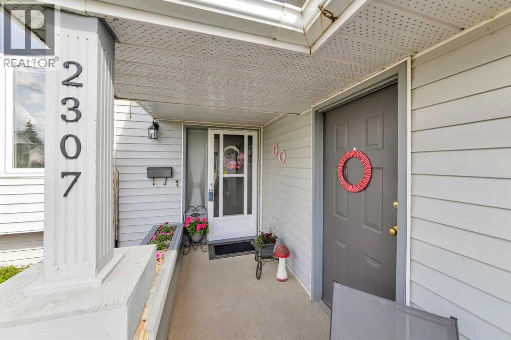 2307 52B Avenue — photo 4