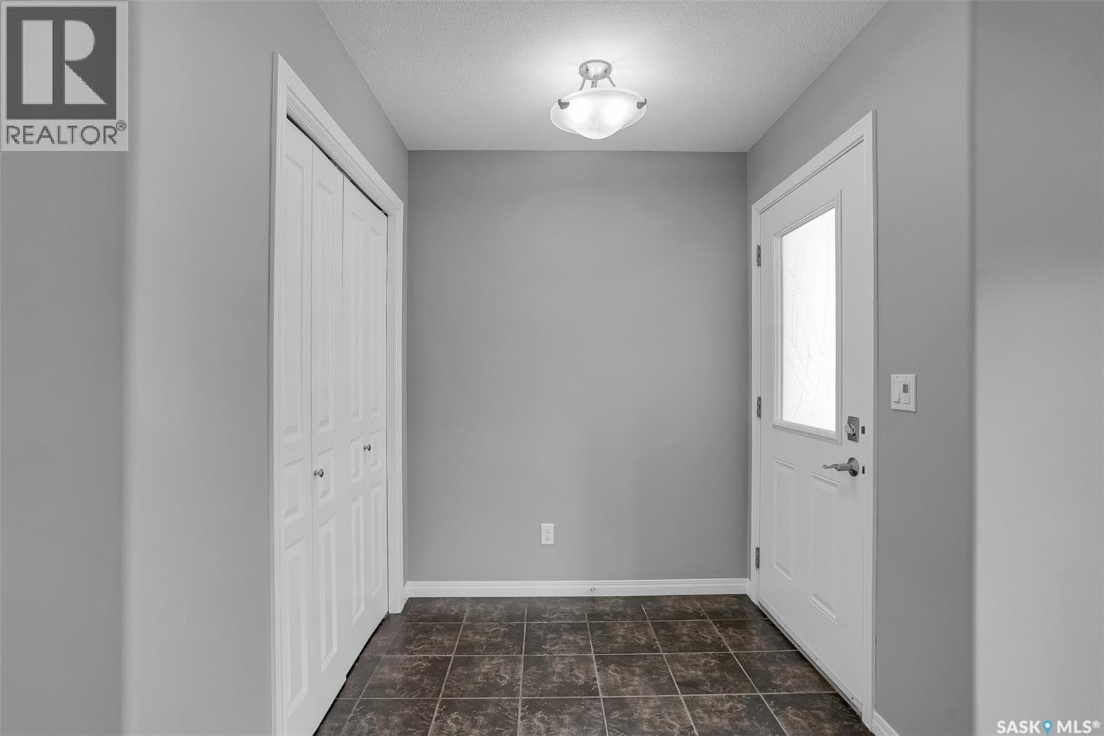 643 Hampton CIRCLE — photo 3