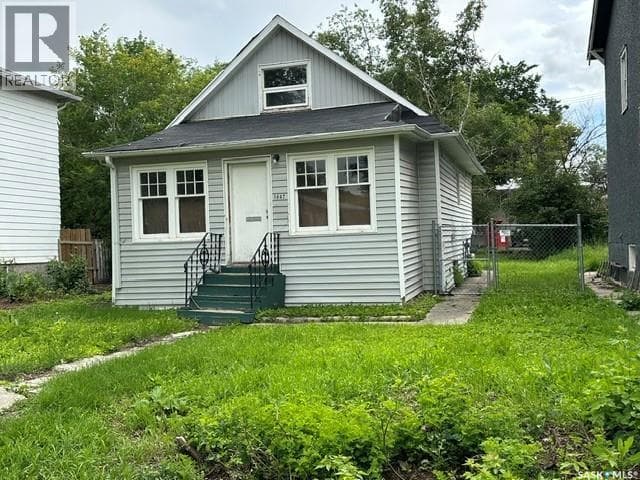 1447 Elphinstone STREET — photo 2