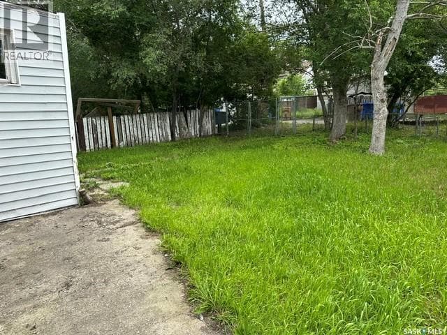 1447 Elphinstone STREET — photo 3