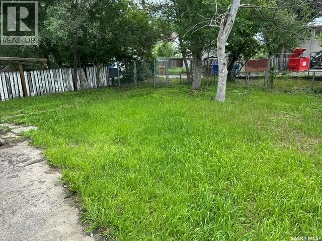 1447 Elphinstone STREET — photo 4