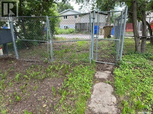 1447 Elphinstone STREET — photo 5
