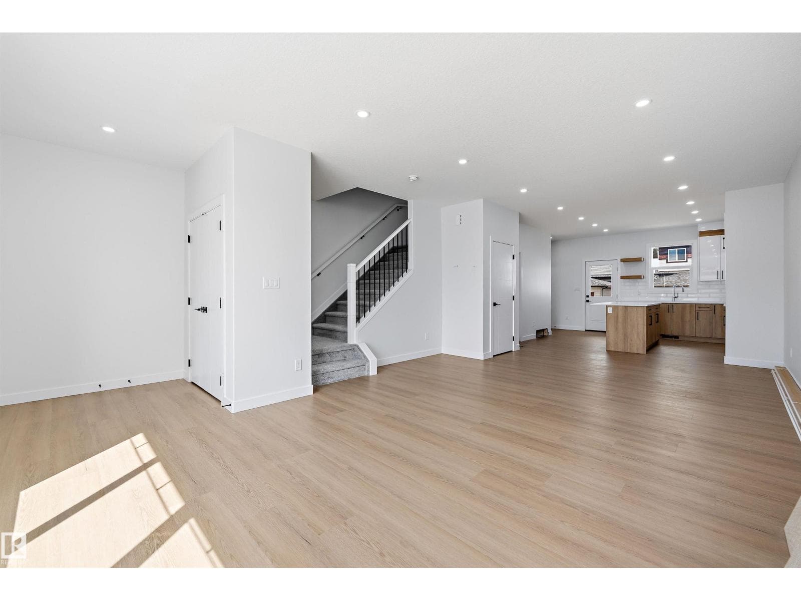 523 Robinson BV — photo 3