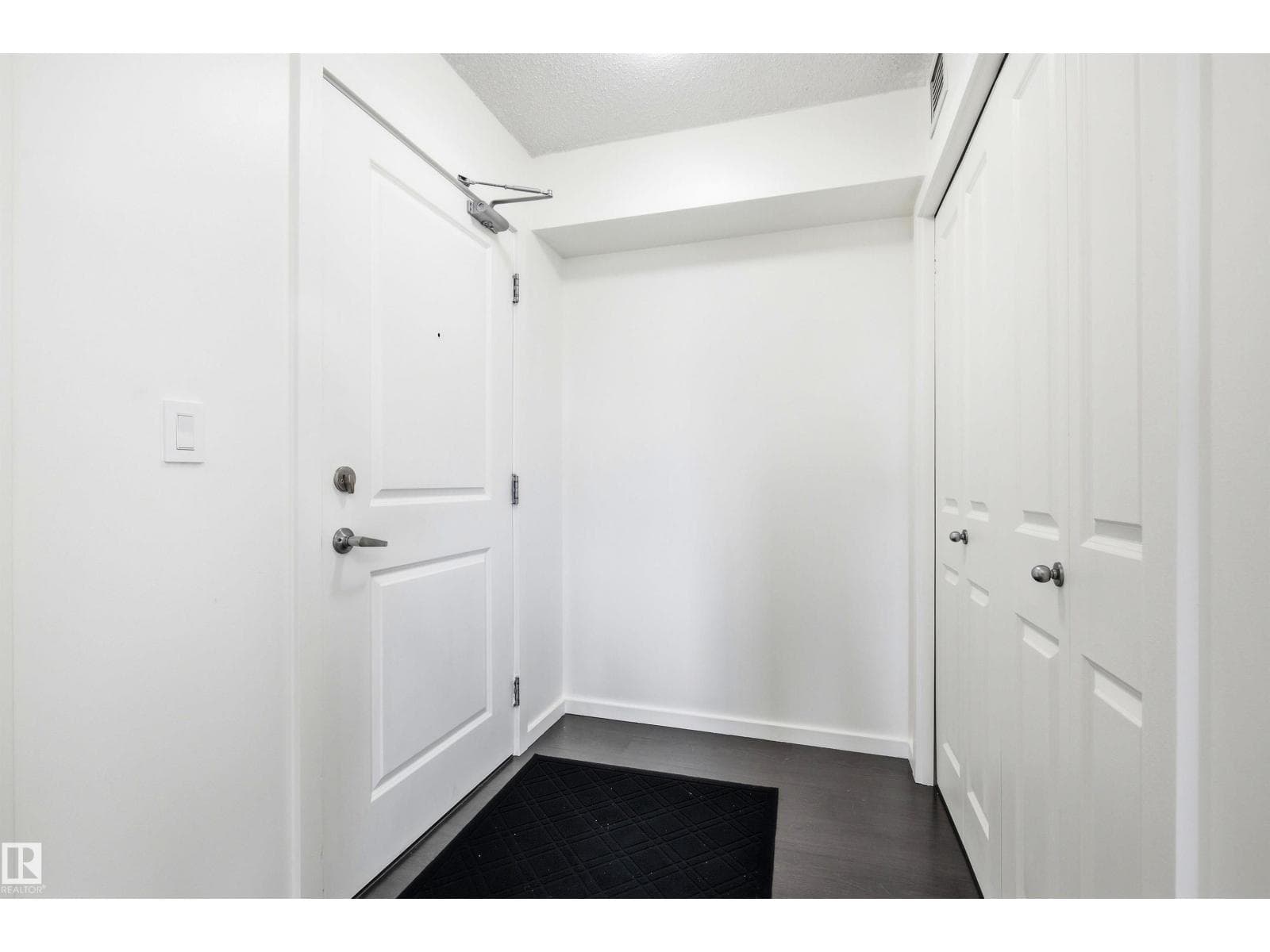#435 5515 7 AV SW — photo 2