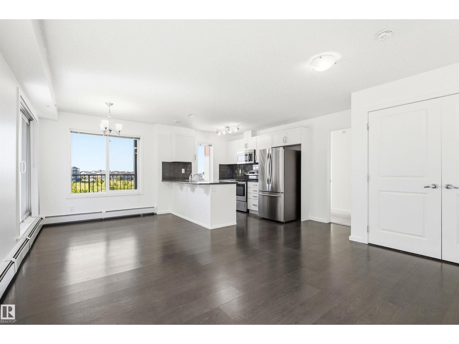 #435 5515 7 AV SW — photo 4