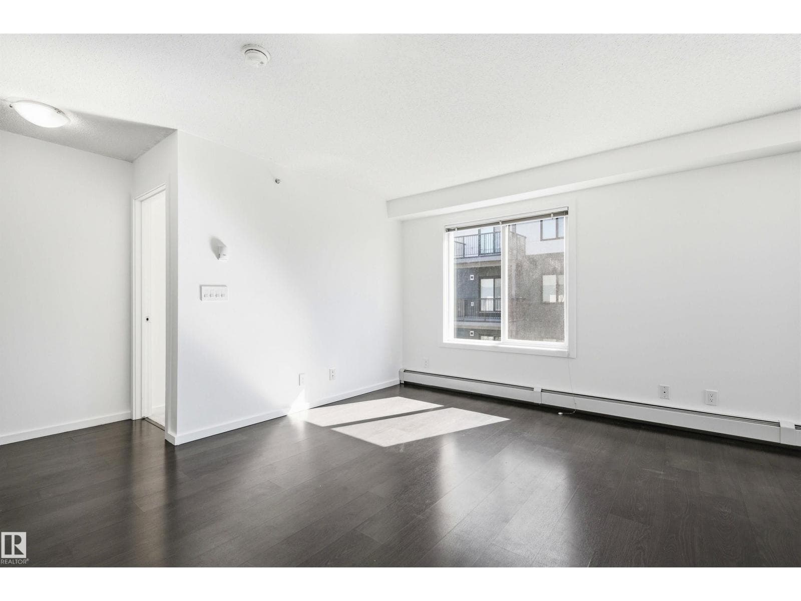 #435 5515 7 AV SW — photo 5