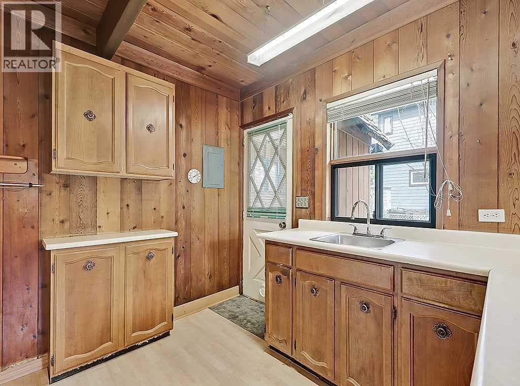 533 4 Street SW — photo 5