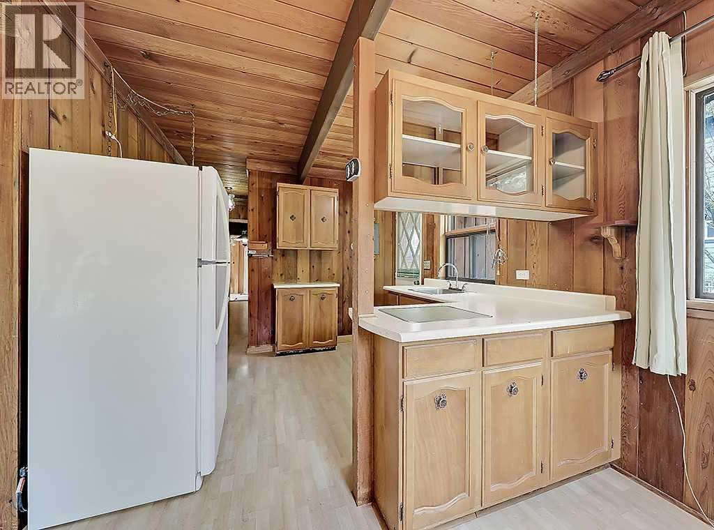 533 4 Street SW — photo 3