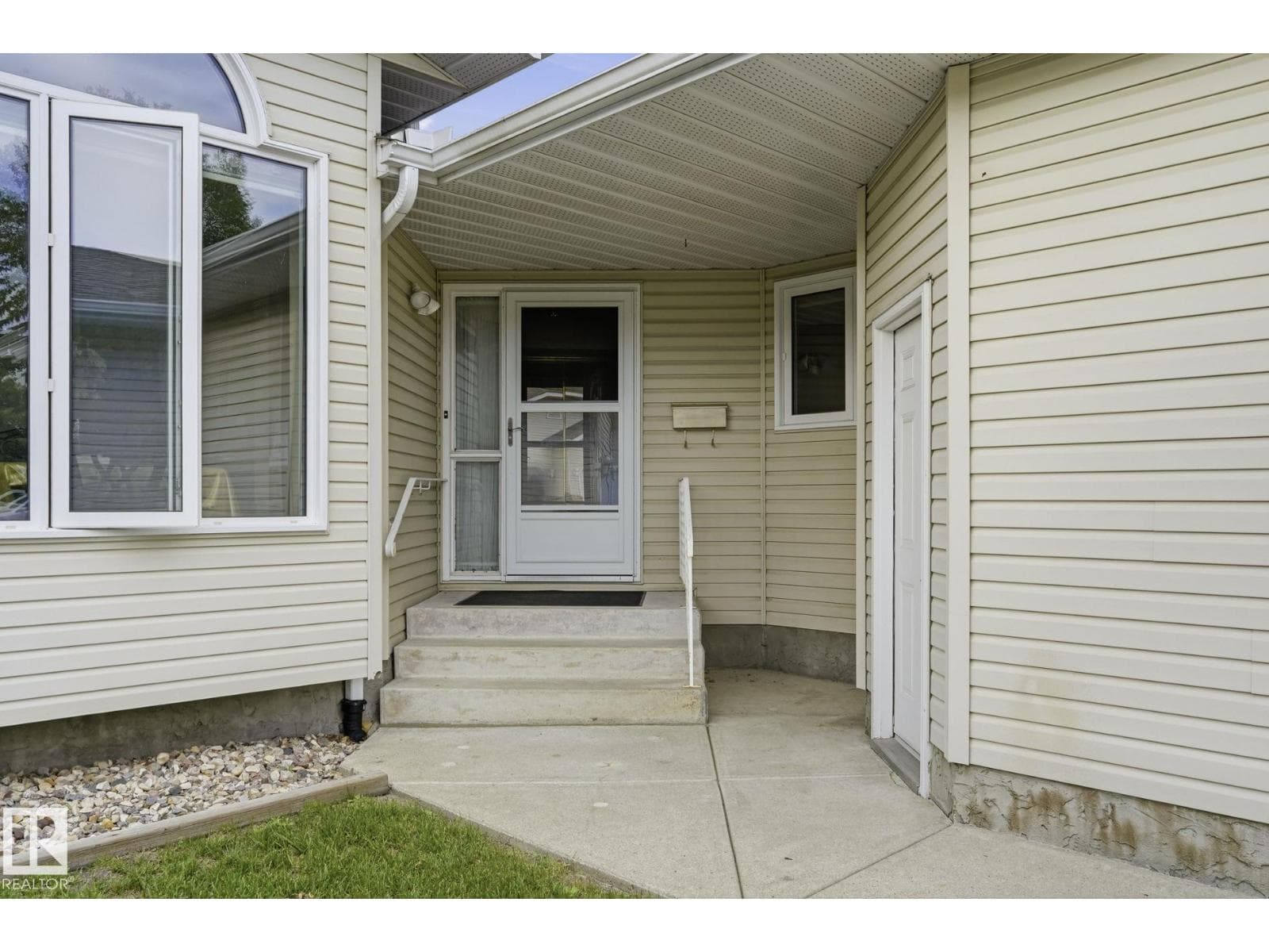 10840 25 AV NW — photo 3