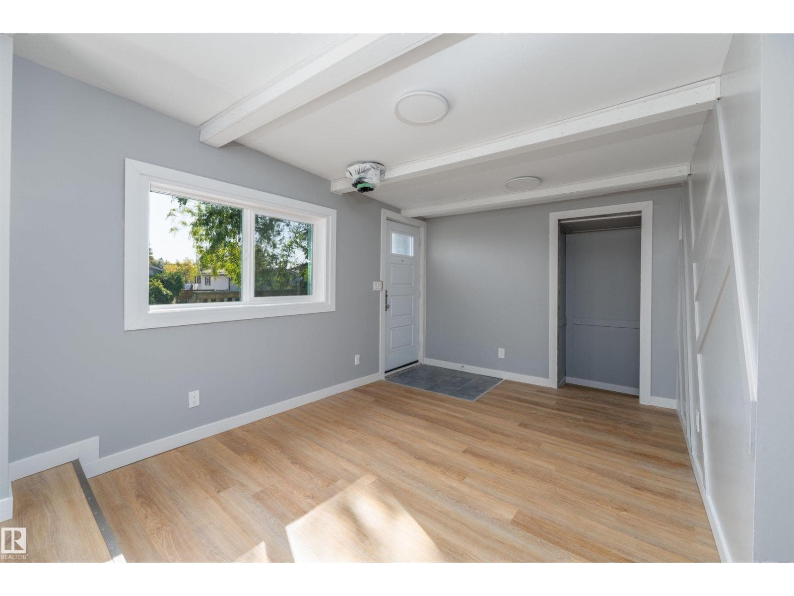 5302 54 AV — photo 3