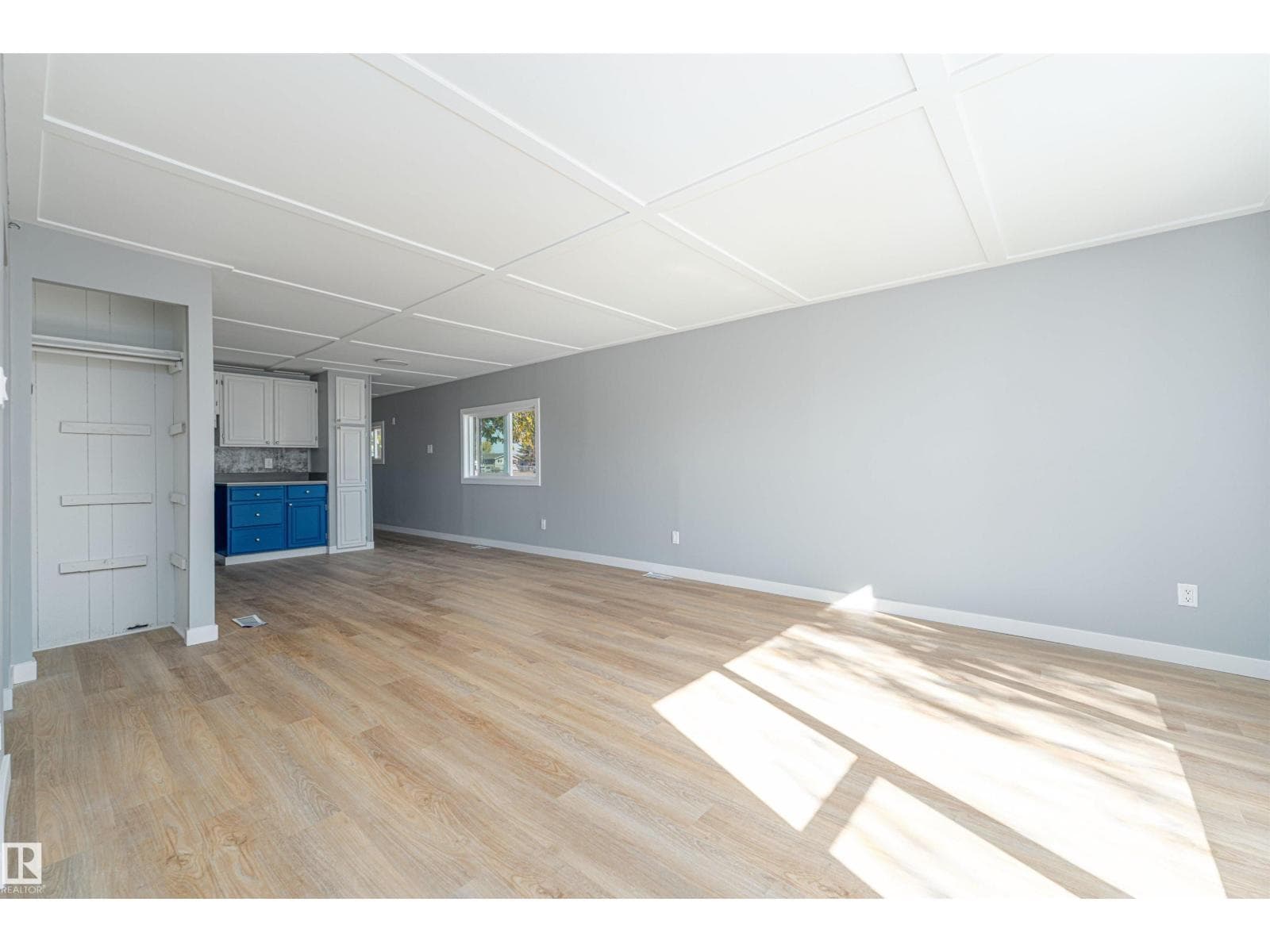 5302 54 AV — photo 4