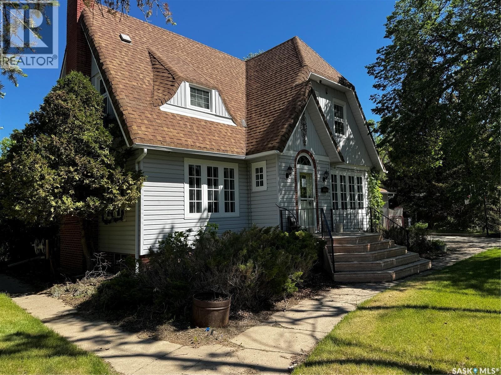 215 7th AVENUE E
