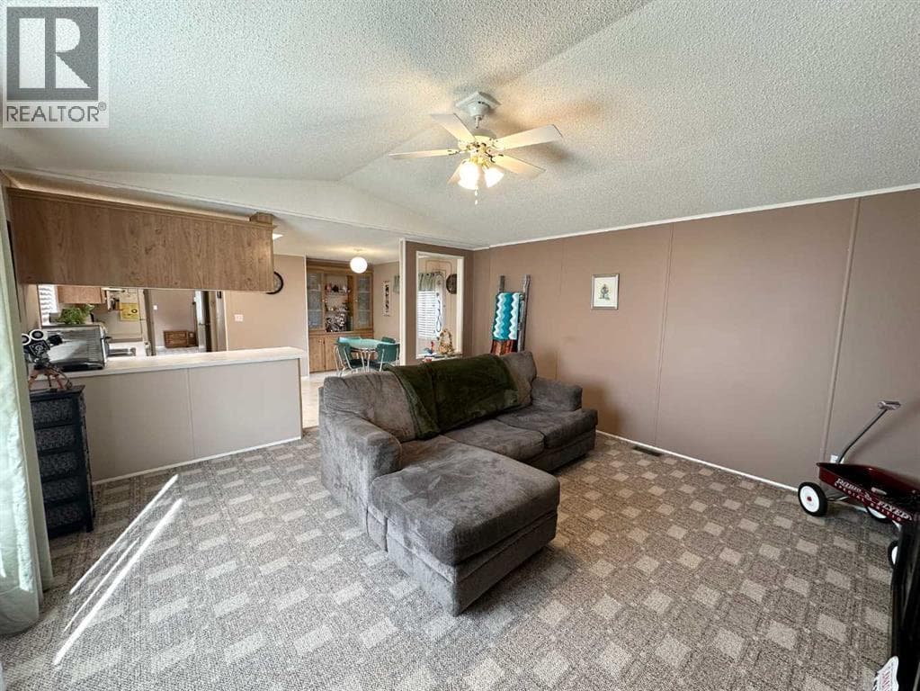 5242 46 Street — photo 3