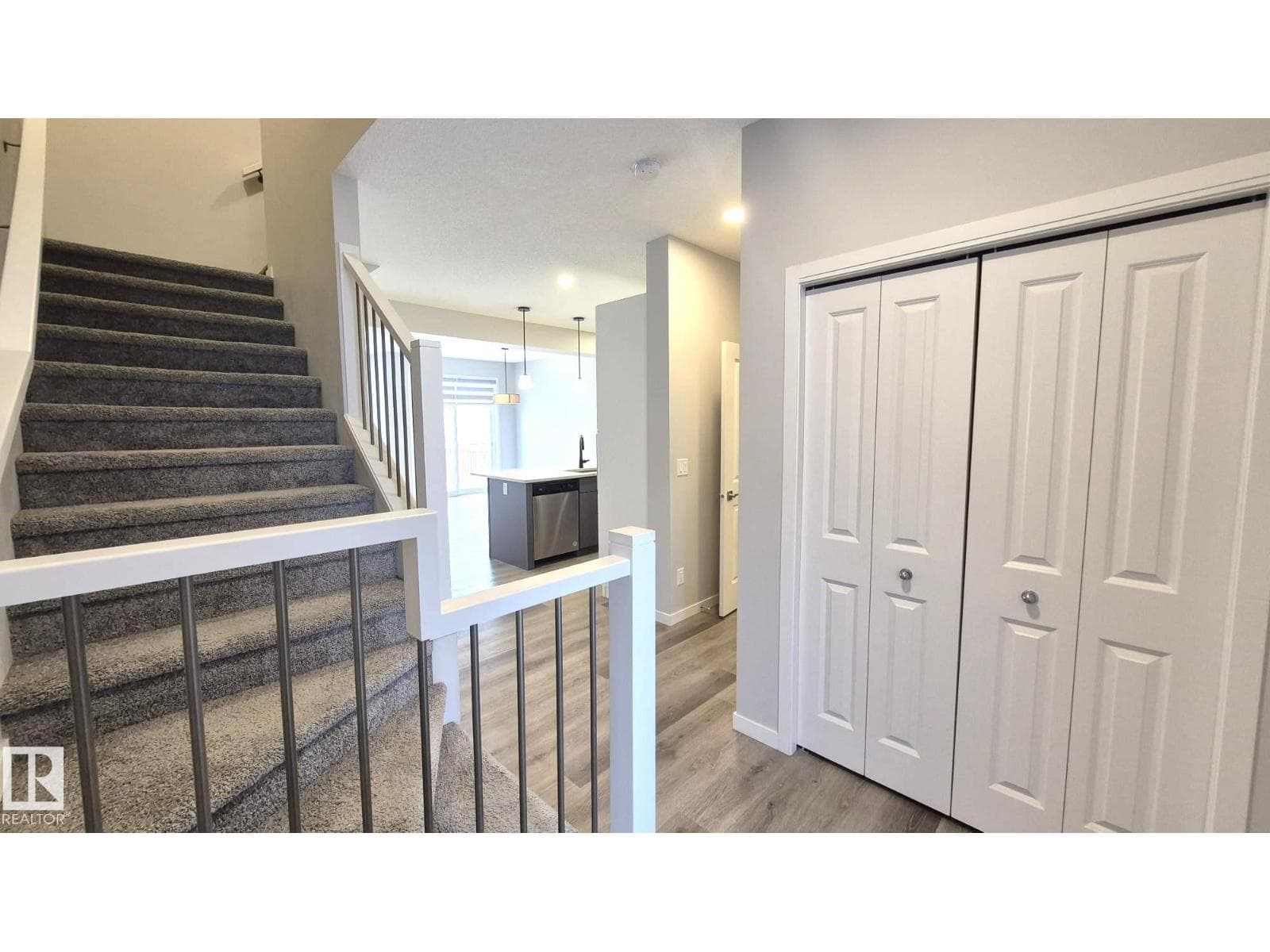 5120 23 AV SW — photo 4