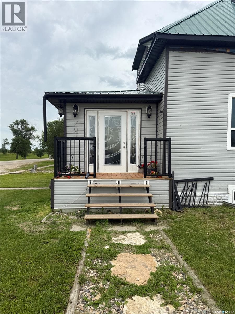 707 Railway AVENUE — photo 2