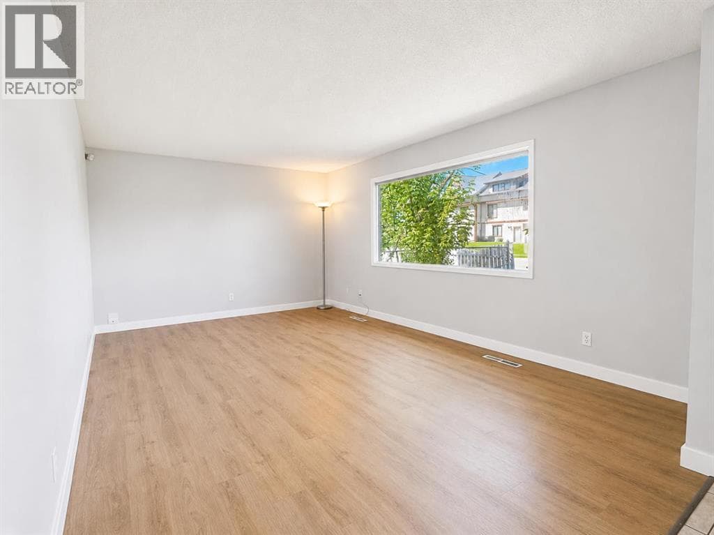 5035 48 Street — photo 4