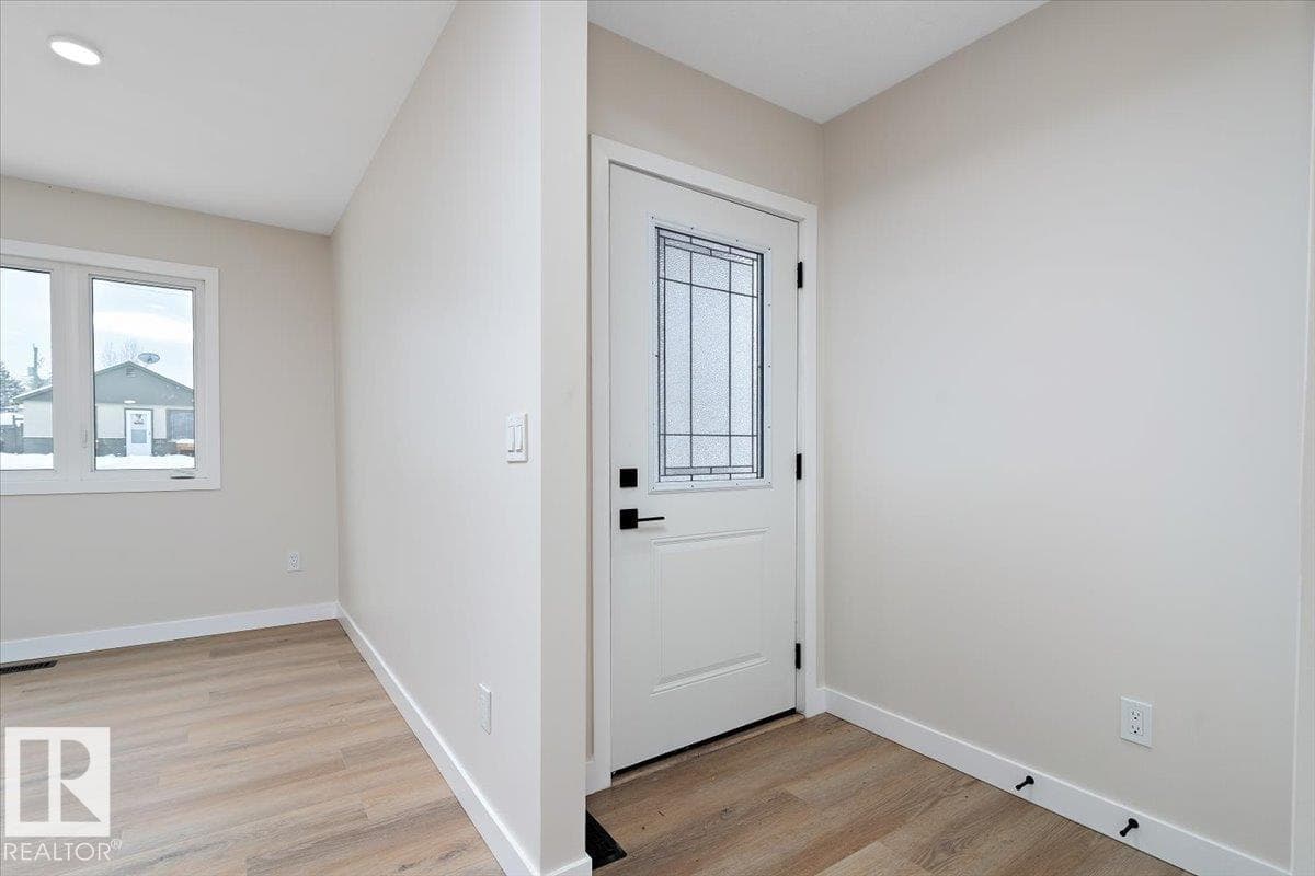 5032 55 AV — photo 2
