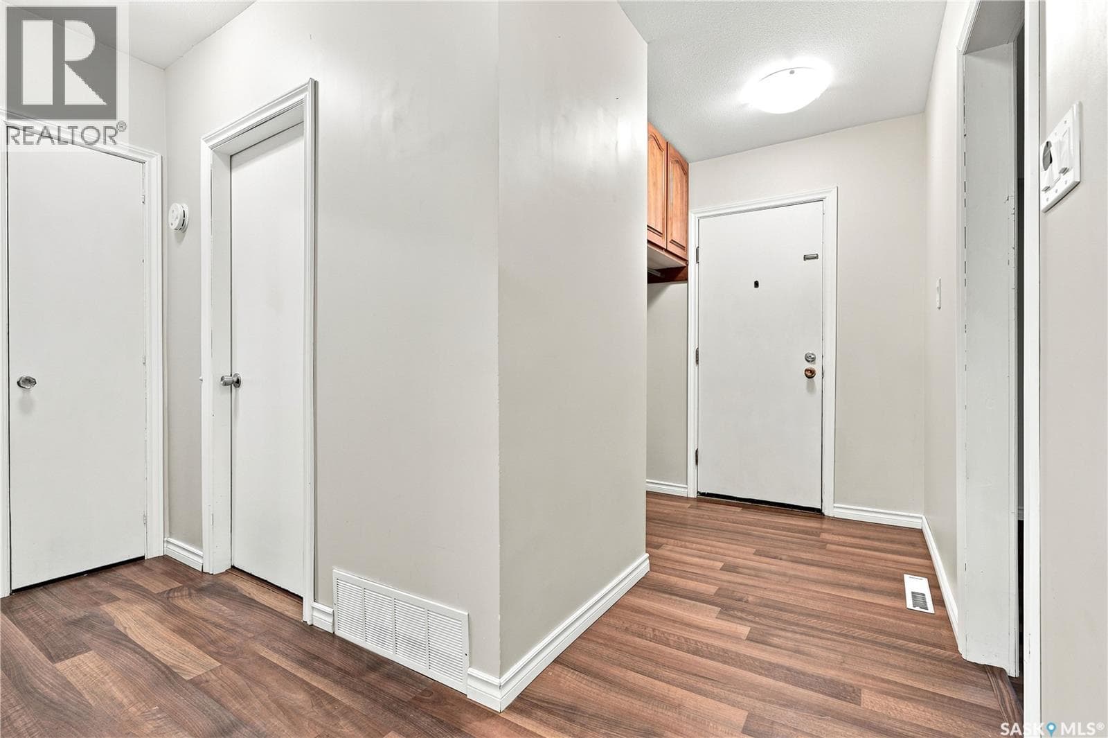 2118 Clarence AVENUE S — photo 3