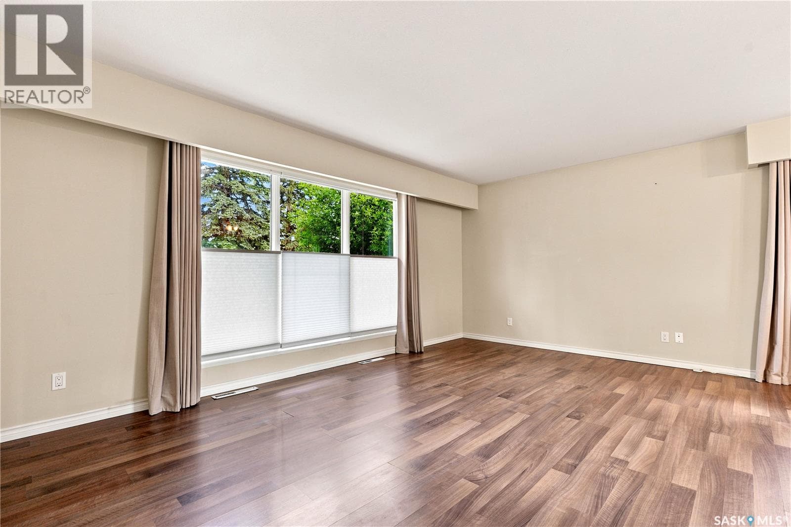 2118 Clarence AVENUE S — photo 4