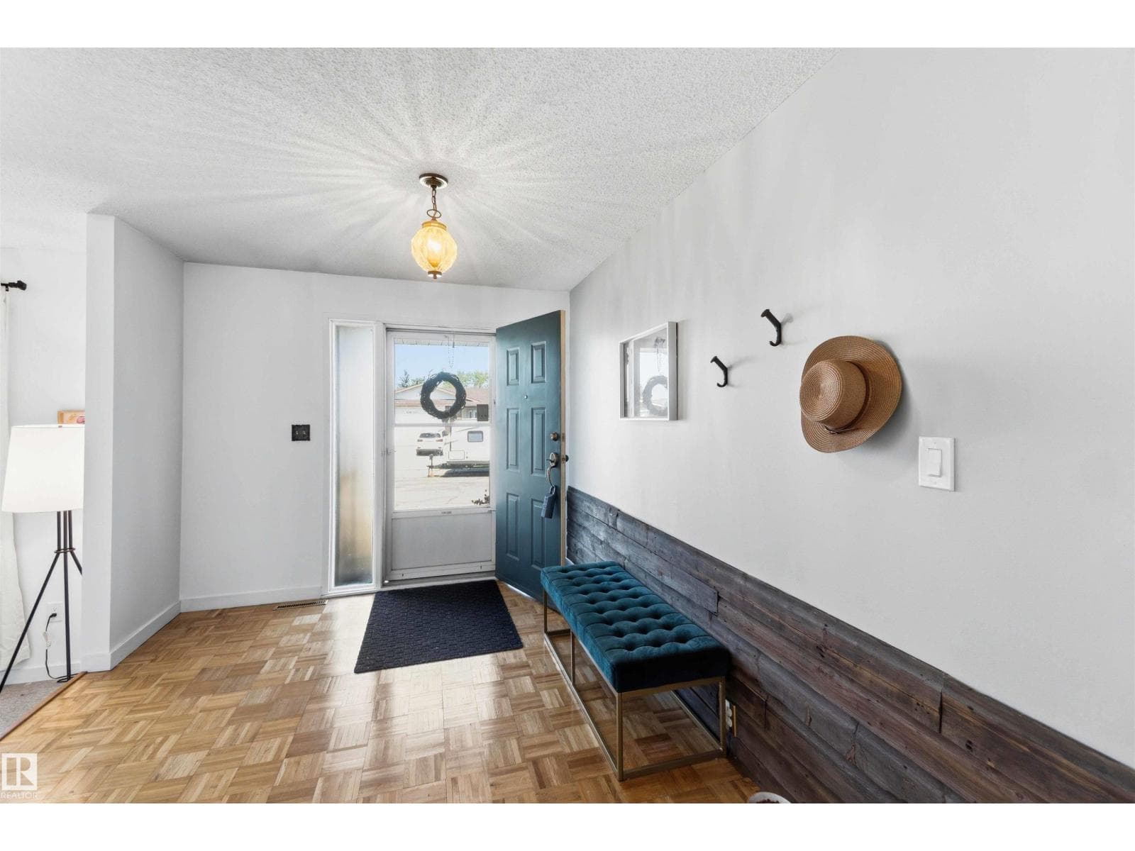 4335 53 AV — photo 2