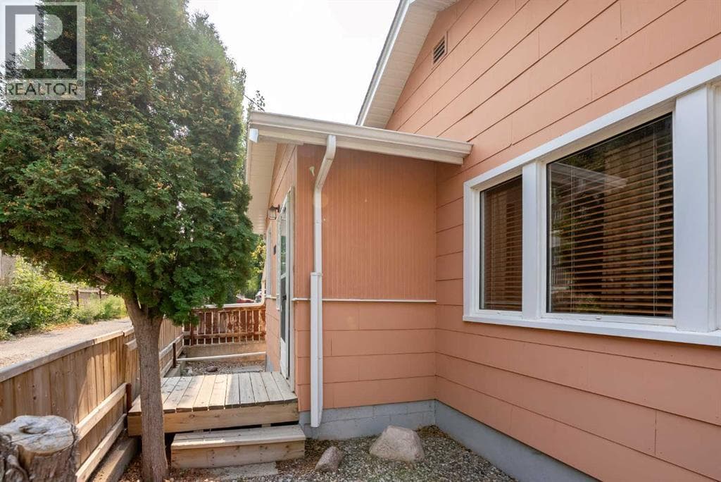 1221 (1219A) 4 Avenue S — photo 3