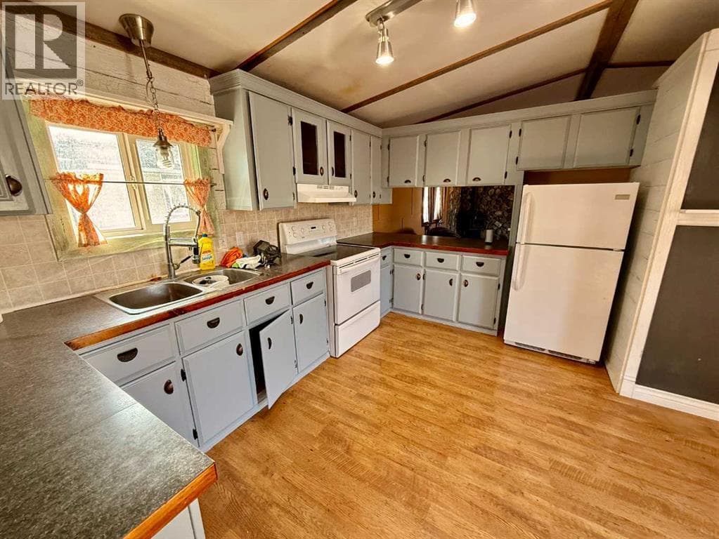 5019 49 Street — photo 3