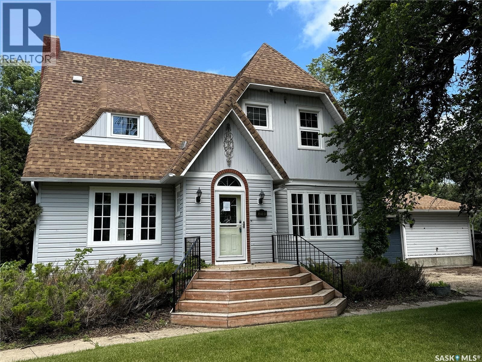 215 7th AVENUE E