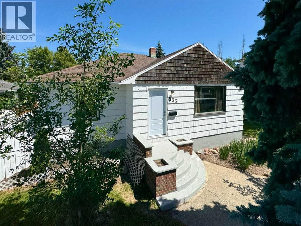 533 23 Street S — photo 2