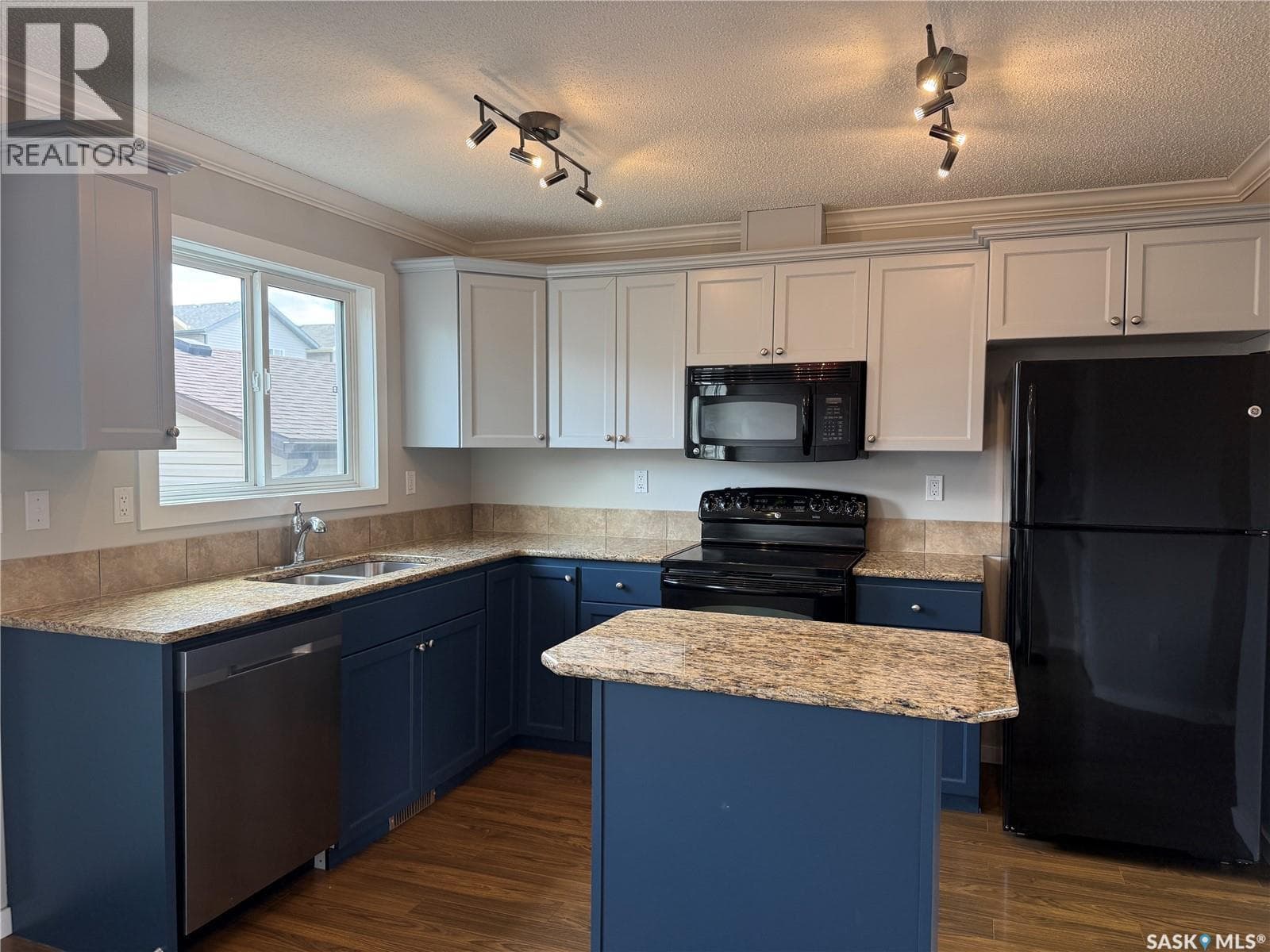 307 810 HAMPTON CIRCLE — photo 3