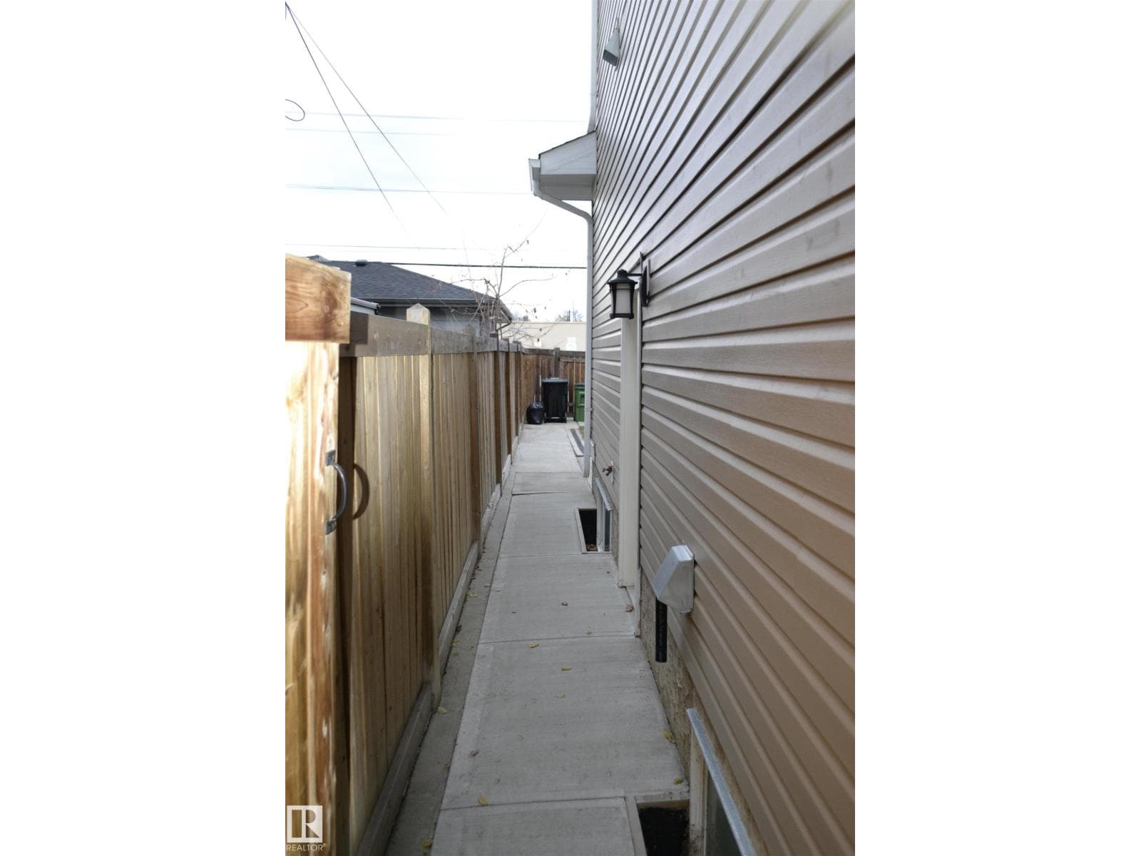 8952 81 AV NW — photo 3