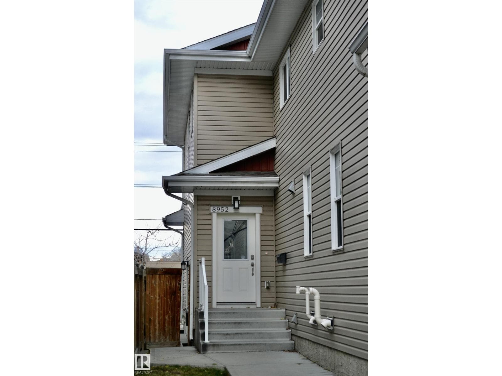 8952 81 AV NW